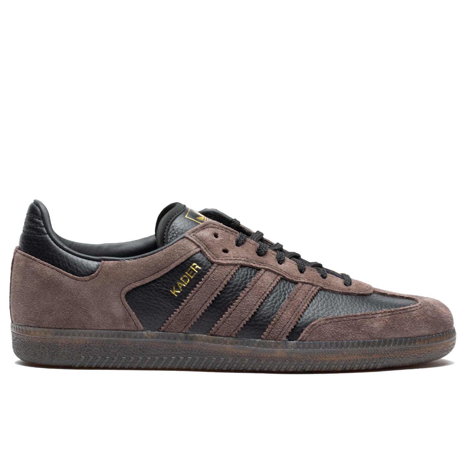 Brown suede Adidas skateboarding Shoe. Samba skateboardings shoe with black leather details and clear rubber sole.